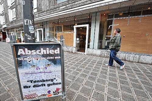 Schon seit einigen Wochen sind die Scheiben von &bdquo;Tonsberg&ldquo; in der Dr.-Kurt-Schumacher-Straße verrammelt.