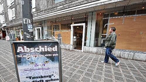 Schon seit einigen Wochen sind die Scheiben von „Tonsberg“ in der Dr.-Kurt-Schumacher-Straße verrammelt. Schon seit einigen Wochen sind die Scheiben von „Tonsberg“ in der Dr.-Kurt-Schumacher-Straße verrammelt.
