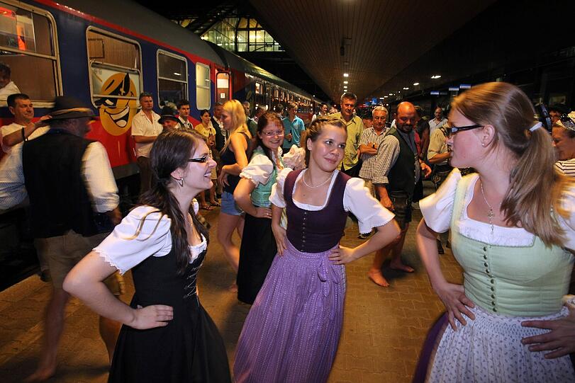 ...wird gleich zu einem kleinen Tänzchen...