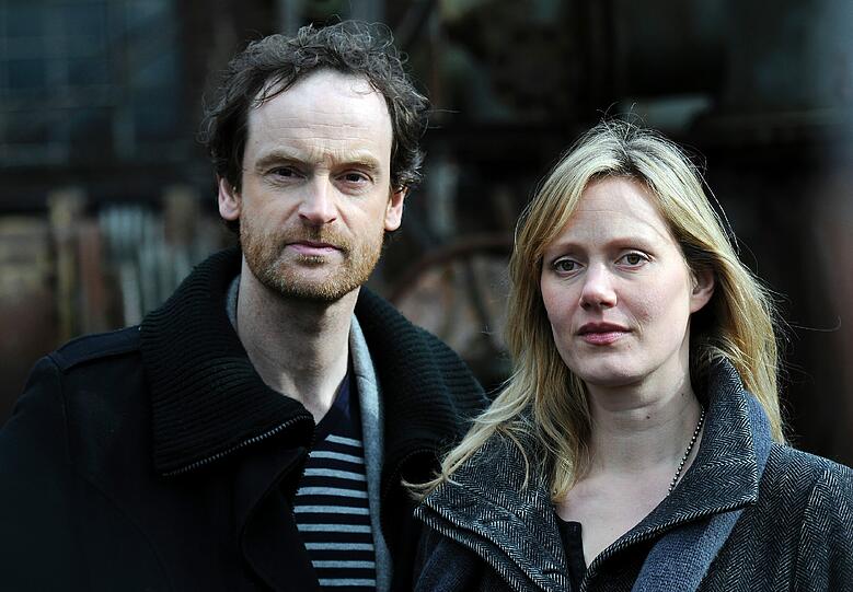Kommissar Faber (Jörg Hartmann) ermittelt seit diesem Jahr in Dortmund gemeinsam mit Martina Bönisch (Anna Schudt). Außerdem mit dabei: Die beiden Oberkommissare Nora Dalay (Aylin Tezel) und Daniel Kossik (Stefan Konarske).
Urteil: Aylin Tezel darf Liegestütze machen, Anna Schudt bislang viel zu wenig, die Drehbücher fokussieren sich auf einen irren Kommissar.