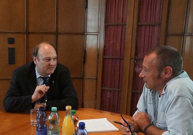 Polizist und Polizeireporter: Andrä (l.) beim Interview mit AZ-Redakteur Ralph Hub.