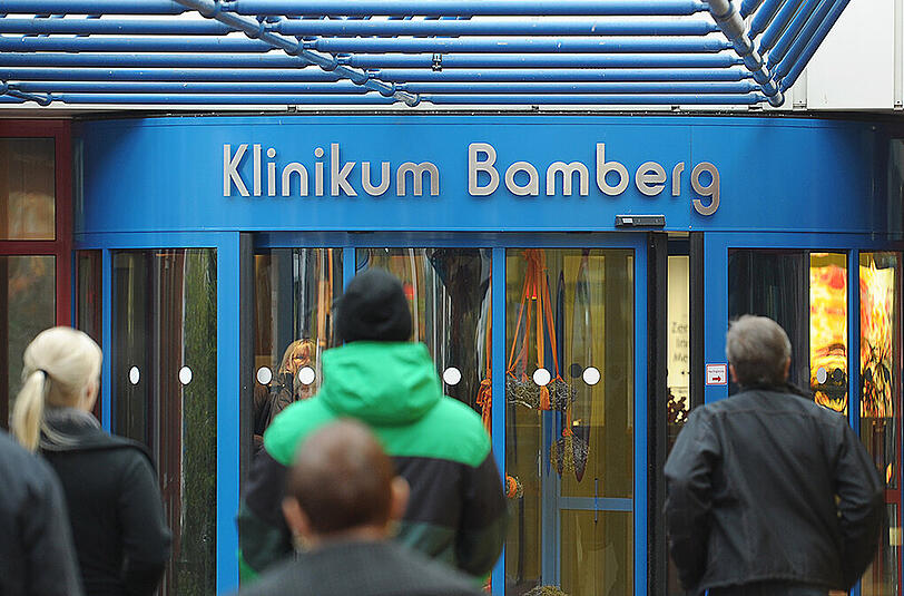 Das Klinikum Bamberg im Fokus: Ein Chirurg soll Patientinnen betäubt und sexuell missbraucht haben.