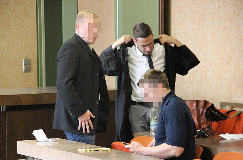 Haben sich bei ihrem Opfer entschuldigt: die beiden Kickers-Würzburg-Fans mit Anwalt vor Gericht.