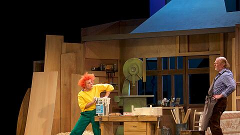 Benjamin Oeser (Pumuckl) mit Ferdinand Dörfler (Meister Eder) in der Werkstatt.
