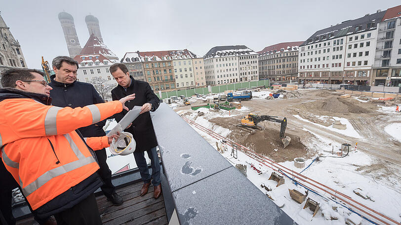 Markus Söder (m.) informiert sich an der Marienhof-Baustelle über die zweite S-Bahn-Stammstrecke.