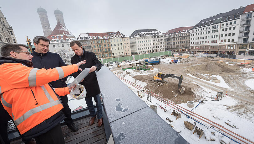 Markus Söder (m.) informiert sich an der Marienhof-Baustelle über die zweite S-Bahn-Stammstrecke.