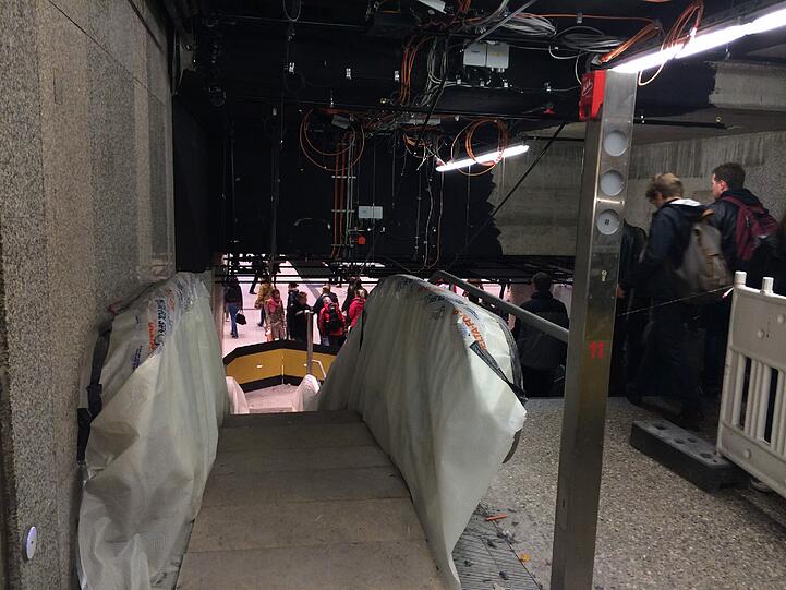 ... denn die Rolltreppe zum Zwischengeschoss und zur U1, U2...