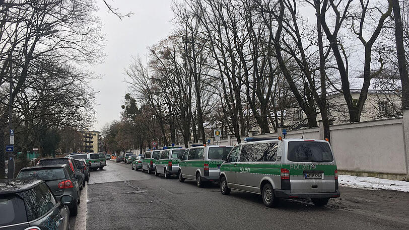 Ein Großaufgebot der Polizei sucht nach dem Einbrecher.
