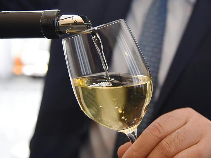 Ein Mann schenkt Wein in ein Glas. Foto: Carmen Jaspersen/dpa/Archivbild