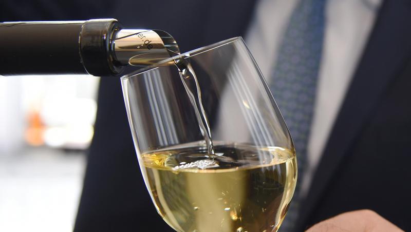 Ein Mann schenkt Wein in ein Glas. Foto: Carmen Jaspersen/dpa/Archivbild Ein Mann schenkt Wein in ein Glas. Foto: Carmen Jaspersen/dpa/Archivbild