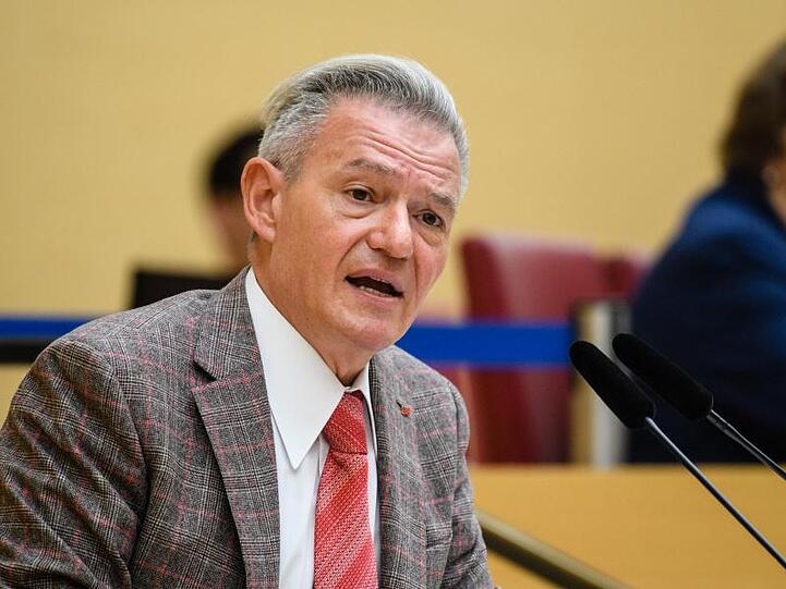 Horst Arnold, SPD-Fraktionsvorsitzender von Bayern, spricht im Landtag. Foto: Matthias Balk/dpa/Archivbild