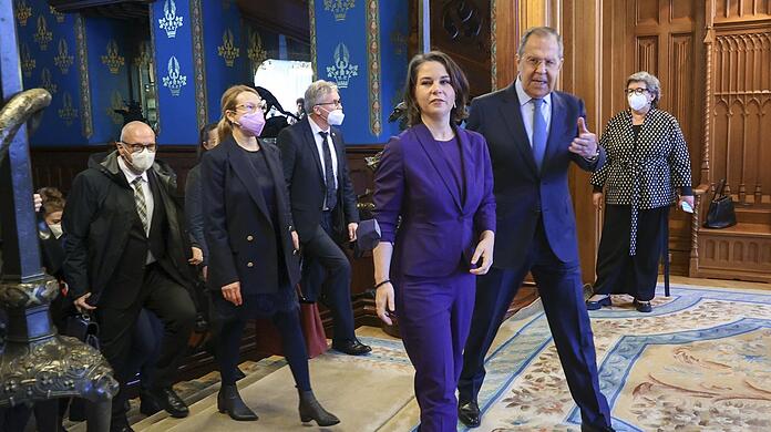 Russlands Außenminister Sergei Lawrow (r, vorne) empfängt Annalena Baerbock in Moskau.