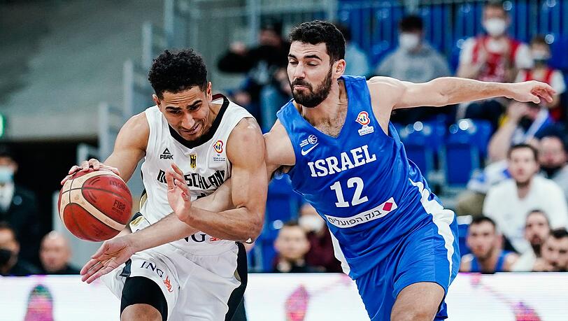 Deutschlands Maodo Lo (l) zieht gegen Israels Rafael Menco zum Korb.