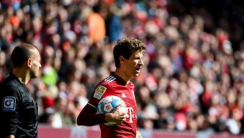Münchens Thomas Müller steht zum Einwurf bereit neben einem Schiedsrichterassistenten. Münchens Thomas Müller steht zum Einwurf bereit neben einem Schiedsrichterassistenten.