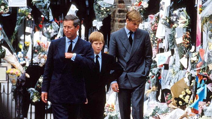 Prinz Charles mit Prinz Harry und Prinz William (r.) nach dem Tod von Prinzessin Diana.