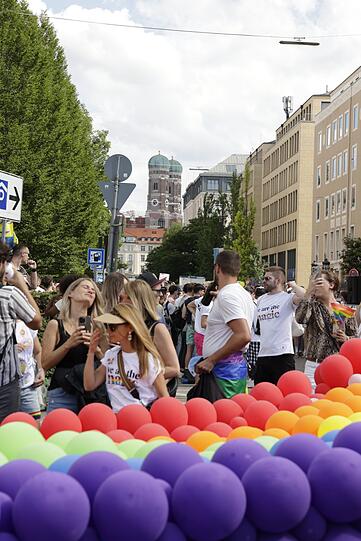 Fröhlich feiernde Teilnehmer bei der CSD-Parade in München