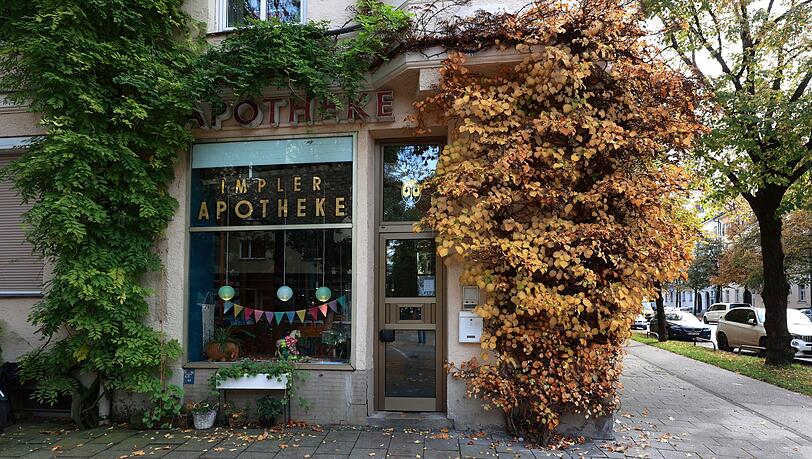 An der Ecke Valleystraße: Die Impler-Apotheke ist ein wahres Biotop.