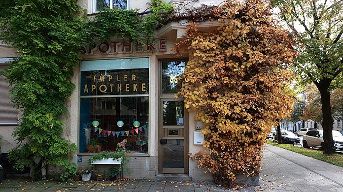An der Ecke Valleystraße: Die Impler-Apotheke ist ein wahres Biotop.