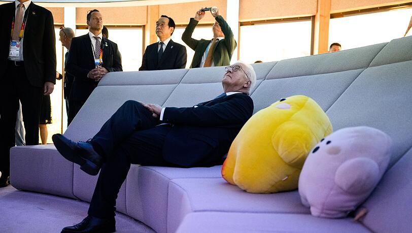 Der Bundespräsident lässt den Deutschen Pavillon auf sich wirken.