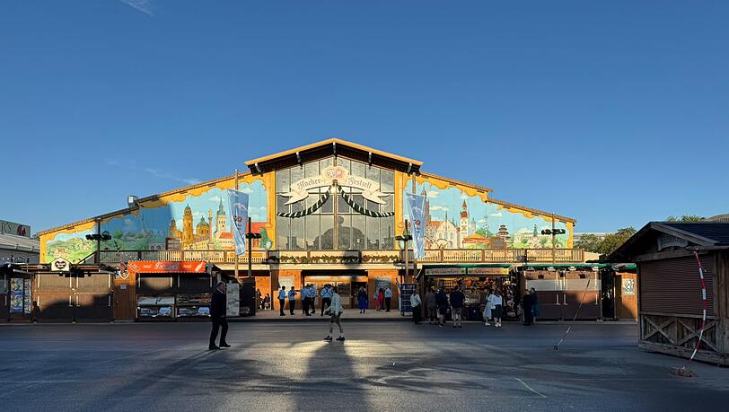 Morgenstimmung auf dem Wiesngelände kurz bevor das Oktoberfest losgeht. Morgenstimmung auf dem Wiesngelände kurz bevor das Oktoberfest losgeht.