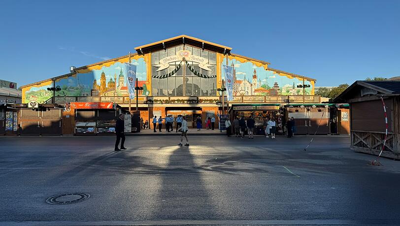 Morgenstimmung auf dem Wiesngel&auml;nde kurz bevor das Oktoberfest losgeht.