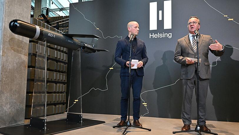 Verteidigungsminister Boris Pistorius (SPD) gemeinsam mit Helsing-Chef Gundbert Scherf (links) in München. Verteidigungsminister Boris Pistorius (SPD) gemeinsam mit Helsing-Chef Gundbert Scherf (links) in München.