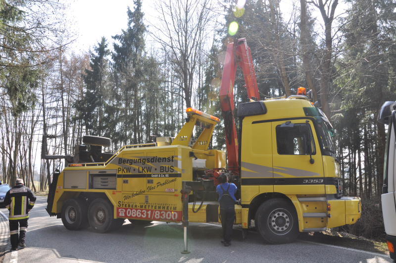 Am Mittwochmittag kam ein Lkw-Fahrer mit seinem Gefährt auf das Bankett und landete daraufhin im Graben.