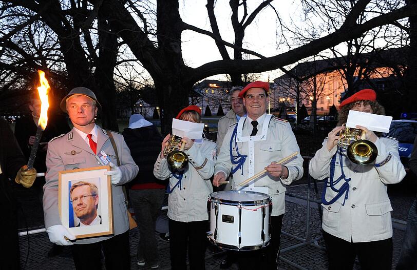Proteste bei Wulffs Zapfenstreich - sehen Sie hier die Bilder...
