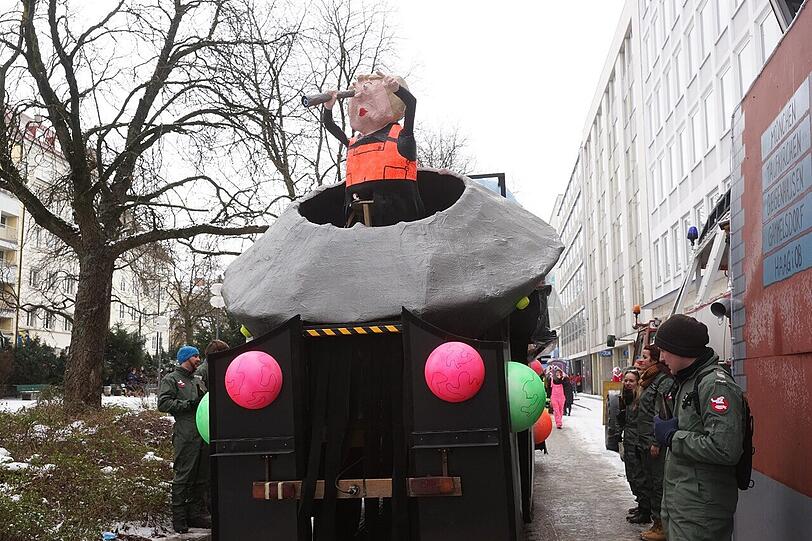 Die verschiedenen Faschings-Wagen fallen vor allem durch ihre einzigartige Gestaltung auf.