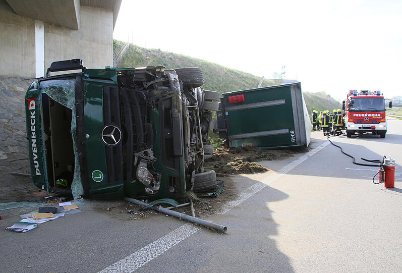 Bei einem Unfall auf der A94 krachte am Montag ein Lkw auf die Seite. Die Autobahn musste gesperrt werden.
