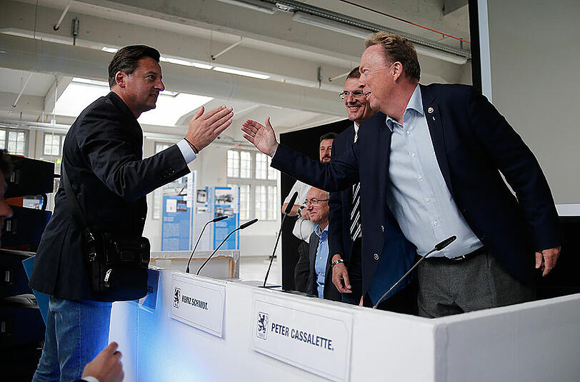 Präsident Peter Cassalette begrüßt Trainer Kosta Runjaic