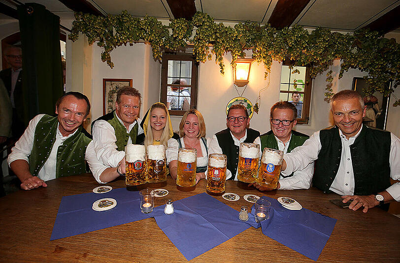 Brauerei-Gipfel im Oktoberfestmuseum: Heiner Müller (Paulaner), Andreas Steinfatt (Hacker-Pschorr/Vorsitzender des Vereins Münchener Brauereien), Münchner Kindl Viktoria Ostler, Birgit Schulz (Löwenbräu), Bernd Klier (Spaten), Martin Leibhard (Augustiner), Michael Möller (Hofbräu).