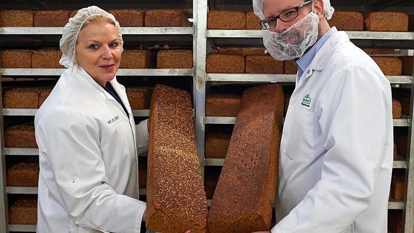 Mestemacher-Gesellschafterin Ulrike Detmers und Betriebsleiter Maik Detmers in ihrer Großbäckerei in Gütersloh.