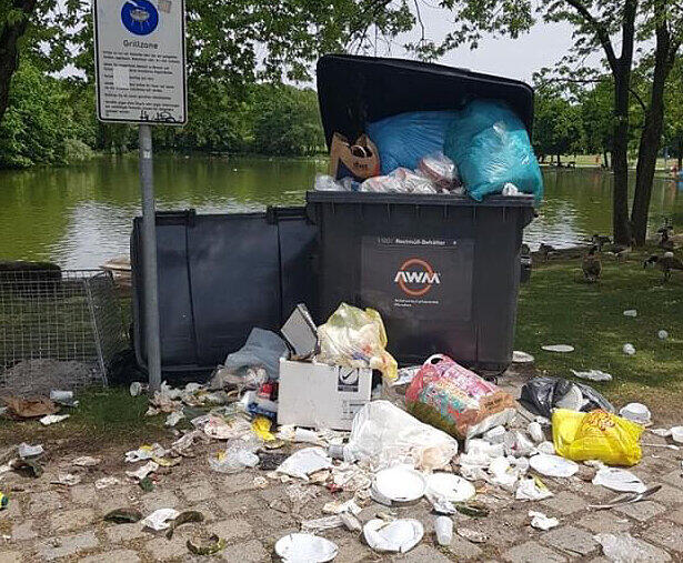 Müll in und neben dem Eimer. Unschöne Szenen vom Pfingstmontag im Westpark.