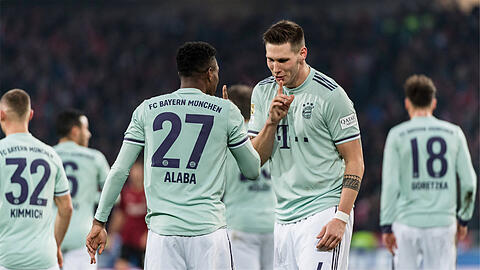 Hatten Grund zu feiern: die Bayern um David Alaba (li.) und Niklas Süle in Hannover. Klicken Sie sich hier durch die Einzelkritik.