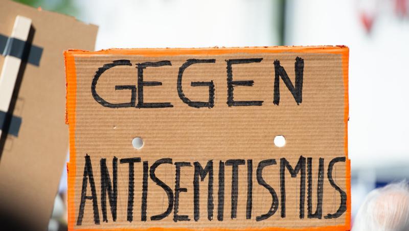 Ein Plakat hält auf einer Kundgebung gegen Antisemitismus mit der Aufschrift "Gegen Antisemitismus". Foto: Christophe Gateau/dpa Ein Plakat hält auf einer Kundgebung gegen Antisemitismus mit der Aufschrift "Gegen Antisemitismus". Foto: Christophe Gateau/dpa