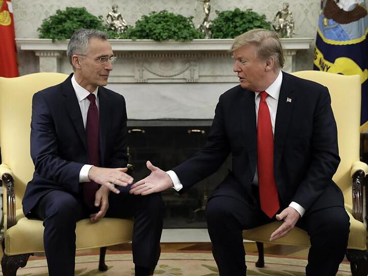 US-Präsident Donald Trump begrüßt NATO-Generalsekretär Jens Stoltenberg im Oval Office im Weißen Haus.