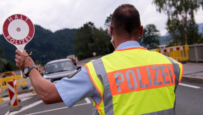 Polizisten kontrollieren hinter der Grenze Fahrzeuge, die aus Österreich nach Deutschland kommen. Foto: Sven Hoppe/Archiv Polizisten kontrollieren hinter der Grenze Fahrzeuge, die aus Österreich nach Deutschland kommen. Foto: Sven Hoppe/Archiv