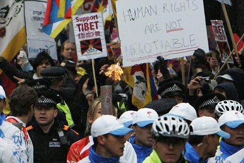 Die Londoner Polizei hatte Mühe, die Fackel vor den Demonstranten zu schützen