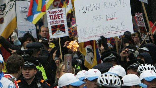 Die Londoner Polizei hatte Mühe, die Fackel vor den Demonstranten zu schützen Die Londoner Polizei hatte Mühe, die Fackel vor den Demonstranten zu schützen