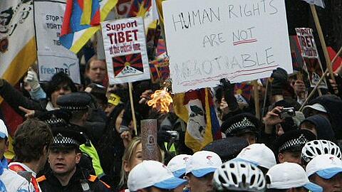 Die Londoner Polizei hatte Mühe, die Fackel vor den Demonstranten zu schützen