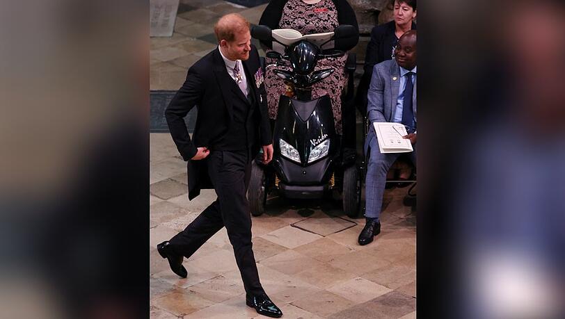 Prinz Harry ging alleine durch die Westminster Abbey zu seinem Platz in der dritten Reihe. Ehefrau Meghan ist zuhause in Kalifornien geblieben.
