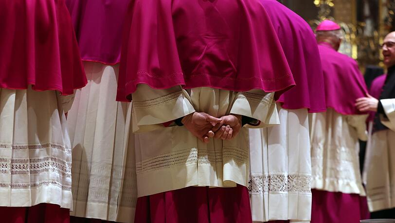 Bischöfe stehen vor dem Eröffnungsgottesdienst im Hohen Dom zusammen.