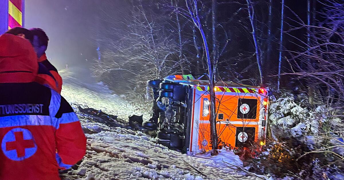 Kleintransporter-prallt-gegen-Rettungswagen-f-nf-Verletzte