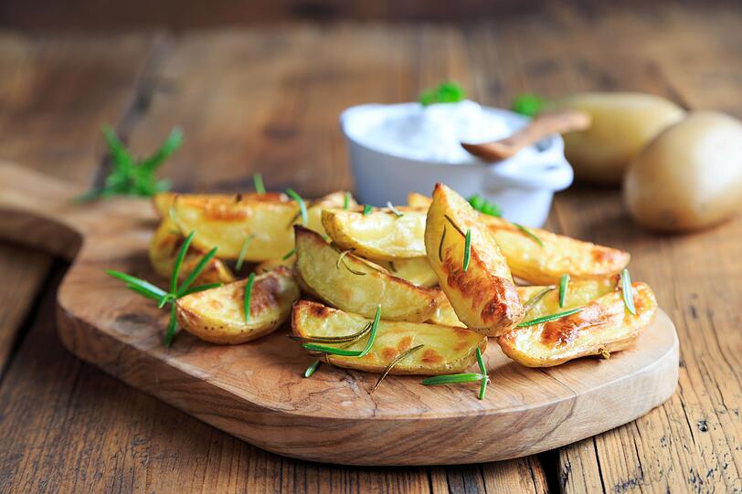 Eine weitere Variante von Gemüse aus dem Backrohr sind leckere Ofenkartoffeln. Auch dieses Gericht kocht sich quasi von alleine, nachdem Kartoffeln geschält und in Ecken geschnitten, mit Rosmarin, Salz und Knoblauch gewürzt in den Ofen geschoben wurden. Nach etwa 45 Minuten sind sie knusprig gebraten und schmecken herrlich mit Salat, Radieschen oder Sour Cream. Eine weitere Variante von Gemüse aus dem Backrohr sind leckere Ofenkartoffeln. Auch dieses Gericht kocht sich quasi von alleine, nachdem Kartoffeln geschält und in Ecken geschnitten, mit Rosmarin, Salz und Knoblauch gewürzt in den Ofen geschoben wurden. Nach etwa 45 Minuten sind sie knusprig gebraten und schmecken herrlich mit Salat, Radieschen oder Sour Cream.