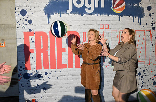 Annette Frier bei der Premiere von „Frier und Fünfzig“. In der Serie spielt auch Friers jüngere Schwester Caroline (re.) mit. Annette Frier bei der Premiere von „Frier und Fünfzig“. In der Serie spielt auch Friers jüngere Schwester Caroline (re.) mit.
