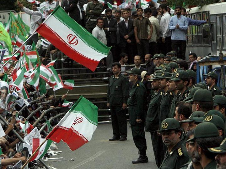 Die iranischen Revolutionsgarden - hier bei Feiern zum Wahlsieg von Präsident Ahmadinedschad am 14.6.2009 - sind eine Stütze des Mullah-Regimes.