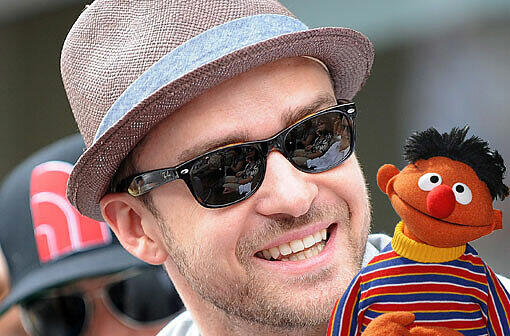 Als Schauspieler ist Justin Timberlake daran gewöhnt, in unterschiedliche Rollen zu schlüpfen. Da darfs auch mal eine Comic-Figur wie Ernie von der Sesamstraße sein.