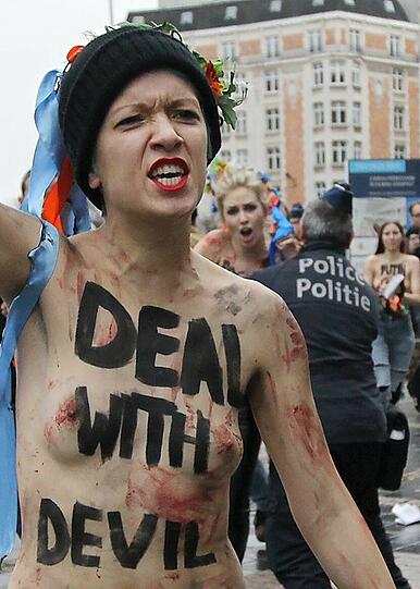 Gegen den  EU-Russland-Gipfel in Brüssel regt sich Widerstand. Vor dem Eintreffen von Putin demonstriert die Organisation FEMEN mit blanken Brüsten. Die Bilder der Demonstration, die von der Polizei aufgelöst werden muss.