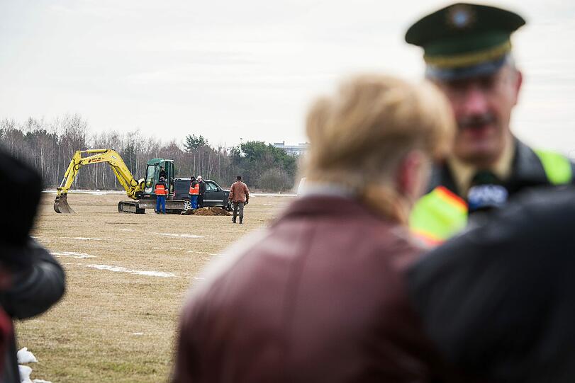 Der Kampfmittelräumdienst legt auf dem Flugplatz Breitenau in Bamberg Fliegerbombven zur Entschärfung frei.
